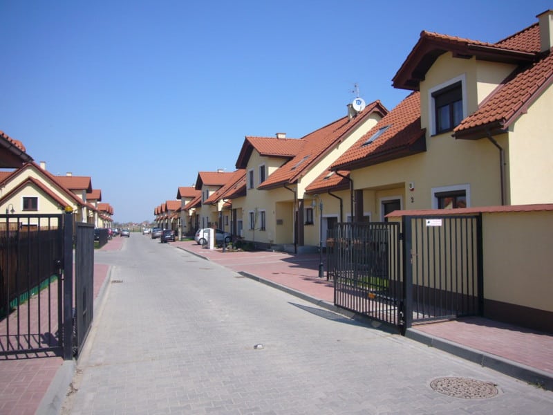 Projekt osiedla mieszkaniowego we wsi Zamienie gmina Lesznowola koło Warszawy. 78 domów jednorodzinnych w zabudowie szeregowej.